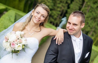 photo d'un couple de mariés souriants dans un parc à dijon