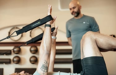 Persoonlijke begeleiding door Pilates instructeur Mehmet bij Intens Pilates