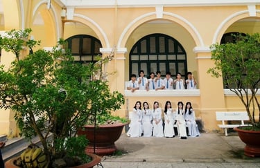 Hướng dẫn cách tạo dáng chụp ảnh áo dài kỷ yếu thanh lịch cho các bạn nữ