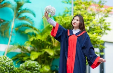 Tư thế đi bộ tự nhiên giúp ảnh tốt nghiệp nam thêm sống động