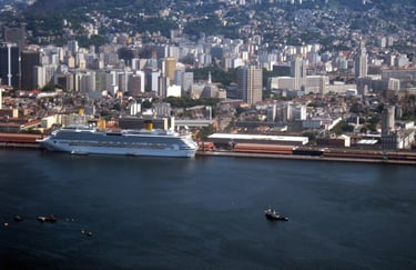 Navio Costa Serena atracado no porto do Rio de Janeiro, Brasil.
