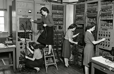 Mulheres programando o ENIAC, conectando cabos manualmente.