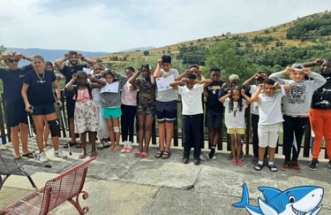 un goupe d'enfants de quartier qui font le signe du requin en vacances d'été
