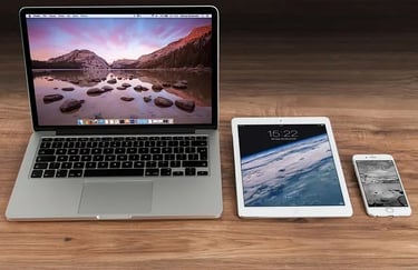 Adaptabilité d'un site, représente un ordinateur portable, une tablette et un smartphone