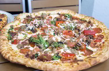 Pizza-de-Carne-Seca=Cremosa-com=Catupiry-e-Cebola-Dourada-Caseira