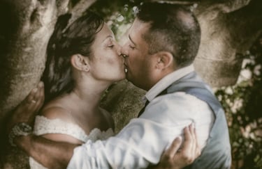 tendresse contre l'arbre couple marié s'embrassant