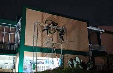 Proses instalasi huruf timbul stainless gedung Sekolah Cikal Harapan 2 di Citra Indah oleh AFL.