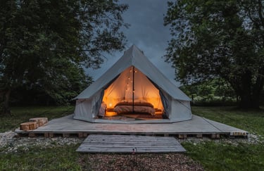  Photographe immobilier Beaujolais - Une tente Airbnb avec un lit au milieu