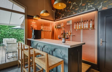 Un mini bar de l'hôtel des grands vins dans le Beaujolais