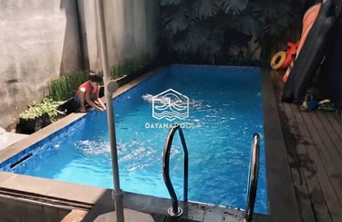 kolam renang minimalis dengan kaca temper di bagian depannya
