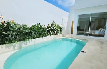 kolam renang dengan desain elegan garapan dayanapool dengan keramik berwarna biru