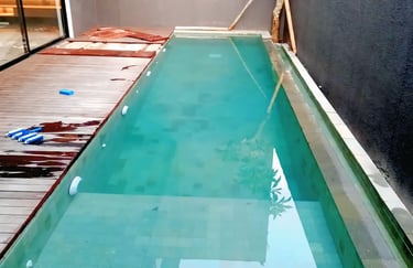 kolam renang minimalis dengan finishing batu alam