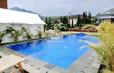 kolam renang dengan finishing batu alam