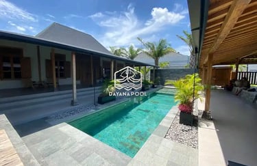 kolam renang mewah dengan batu alam hijau