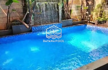 kolam renang dengan finishing batu alam