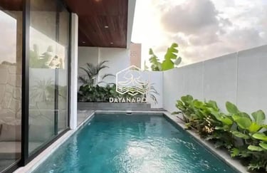 kolam renang mewah dengan batu alam hijau