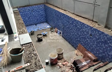 pemasangan keramik roman pada kolam renang