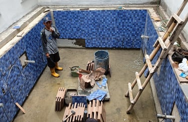 pemasangan keramik roman pada kolam renang