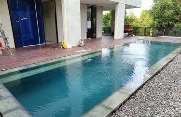 kolam renang dengan finishing batu alam