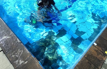 Renovasi kolam renang penggantian keramik yang pecah oleh dayanapool