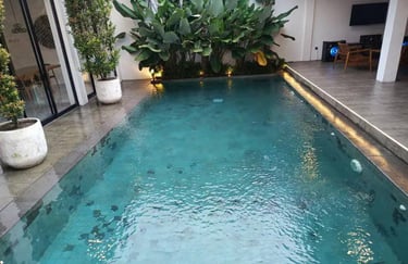 kolam renang mewah dengan batu alam hijau