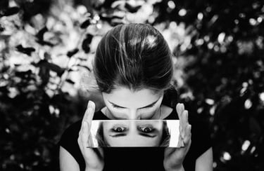 Retrato em preto e branco com espelho