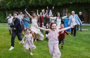Foto di gruppo simpatica con gli amici mentre tutti corrono in maniera buffa