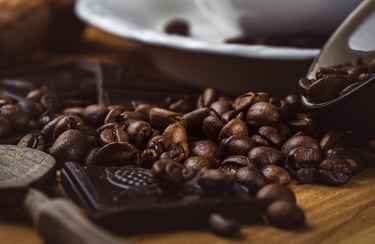 Makro-Aufnahme von gerösteten Kaffeebohnen und dunkler Schokolade – Detail-Fotografie.