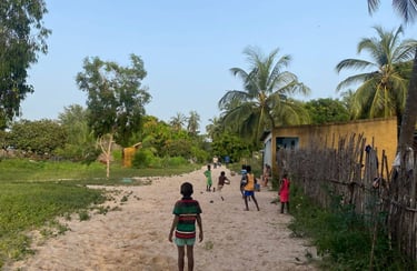 Kachiouane où l'on voit les enfants du village qui jouent au foot