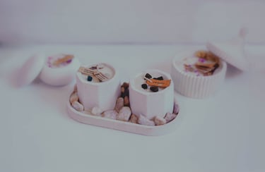 Velas artesanales de cera de soja en tarros de hormigón blanco con piedras decorativas
