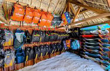 Équipement de kitesurf récent à l'école Ocean Lodge, Baie de Sakalava. Ailes et planches de l'année.
