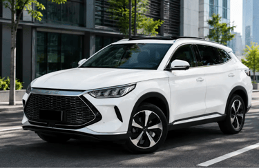 BYD Song Plus DM-i branco em cenário urbano moderno com vista frontal em ângulo