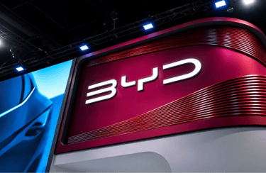 Logo da BYD em estande automotivo destacando novas tecnologias de segurança