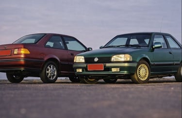 Ford Verona e Volkswagen Apollo lado a lado, anos 90, duas portas, vistos em 3/4 em cenário aberto.