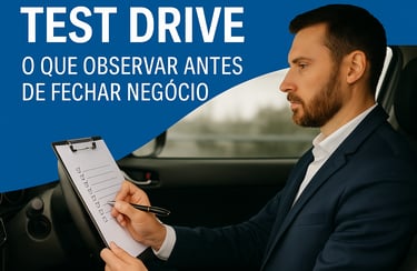 Homem de terno azul sentado ao volante durante um test drive, segurando uma prancheta com checklist,