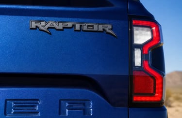Detalhe da traseira da Ford Ranger Raptor azul com logotipo e lanterna em destaque