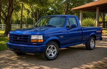 Ford F-1000 Lightning azul restaurada em cenário rural com visual clássico e acabamento impecável