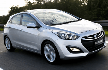 Hyundai i30 prata em movimento na rodovia