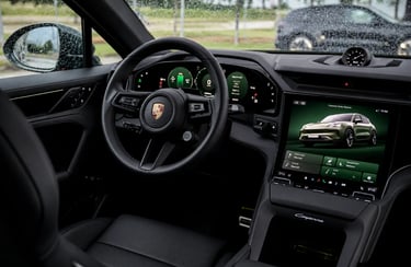 Interior do Porsche Cayenne elétrico com painel digital e central multimídia
