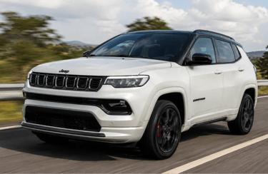 Jeep Compass branco em movimento na rodovia