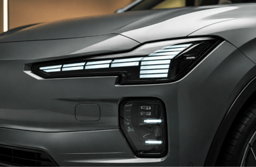 Farol com design Martelo de Thor em carro elétrico da Volvo