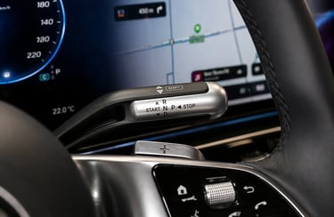 detalhe da alavanca de câmbio do Mercedes GLC L EV elétrico 800V com painel digital ao fundo
