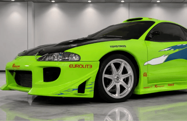 Mitsubishi Eclipse verde personalizado em showroom com visual inspirado em Velozes e Furiosos