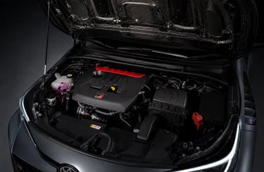 Cofre do motor do Toyota GRMN Corolla 2026 com preparação focada em desempenho