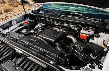 Motor V8 5.3 da Chevrolet Silverado Trail Boss 2026 com capô aberto em ambiente off-road