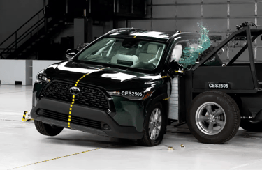 Corolla Cross em teste de segurança contra impacto lateral do IIHS entre SUVs médios.