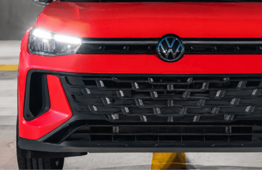 Volkswagen Tera vermelho visto de frente em garagem, sem placa dianteira