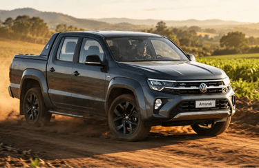 Volkswagen Amarok V6 em estrada de terra com paisagem rural ao fundo durante o pôr do sol