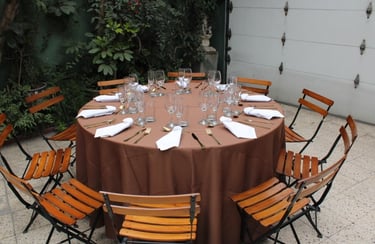 Alquiler de mesas con mantel y sillas