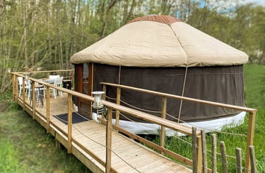 yourte avec ponton d'accès pour personnes à mobilité réduite, au camping EcoVieLaJoie